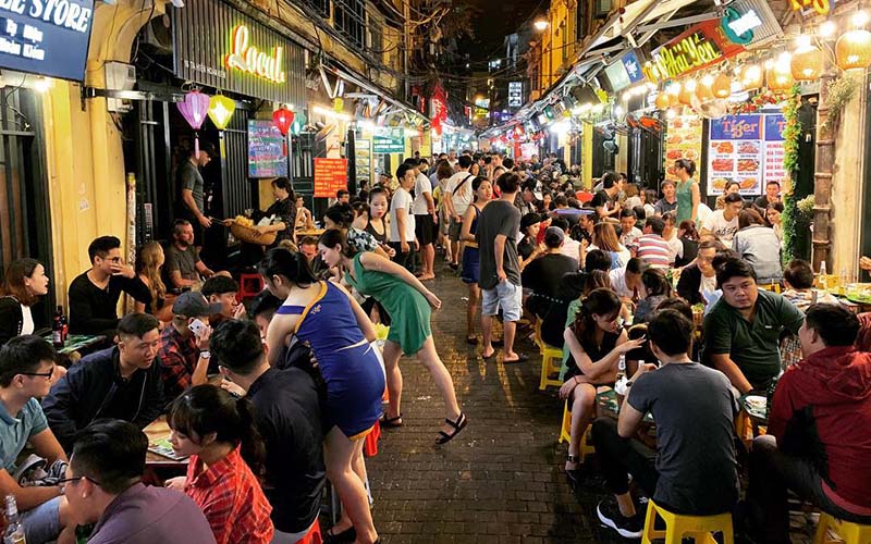 Ta Hien Street at night